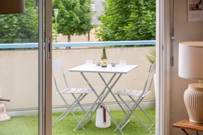 Outdoor dining - Le Balcon des Alizées – Beach & Marina Apartment with Balcony (La Forêt-Fouesnant)