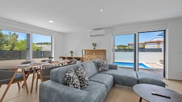 Villa (Three Bedroom Villa with Outdoor Swim) | Living room | 32-inch flat-screen TV with satellite channels