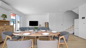 Villa (Three Bedroom Villa with Outdoor Swim) | Living room | 32-inch flat-screen TV with satellite channels