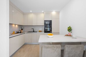 Villa (Three Bedroom Villa with Outdoor Swim) | Cocina privada | Refrigerador 