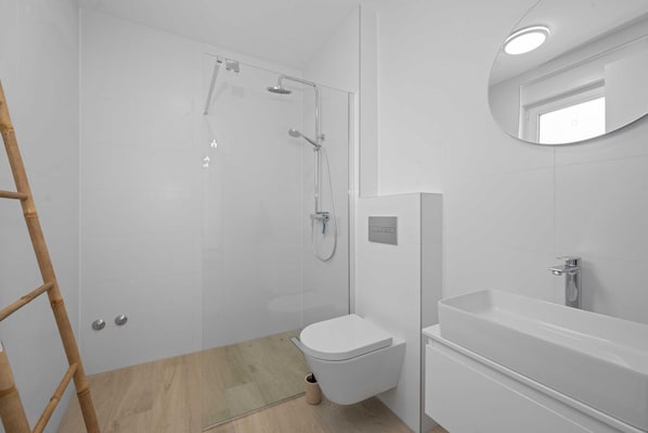 Villa (Three Bedroom Villa with Outdoor Swim) | Baño | Regadera y toallas 
