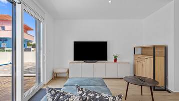 Villa (Three Bedroom Villa with Outdoor Swim) | Living room | 32-inch flat-screen TV with satellite channels
