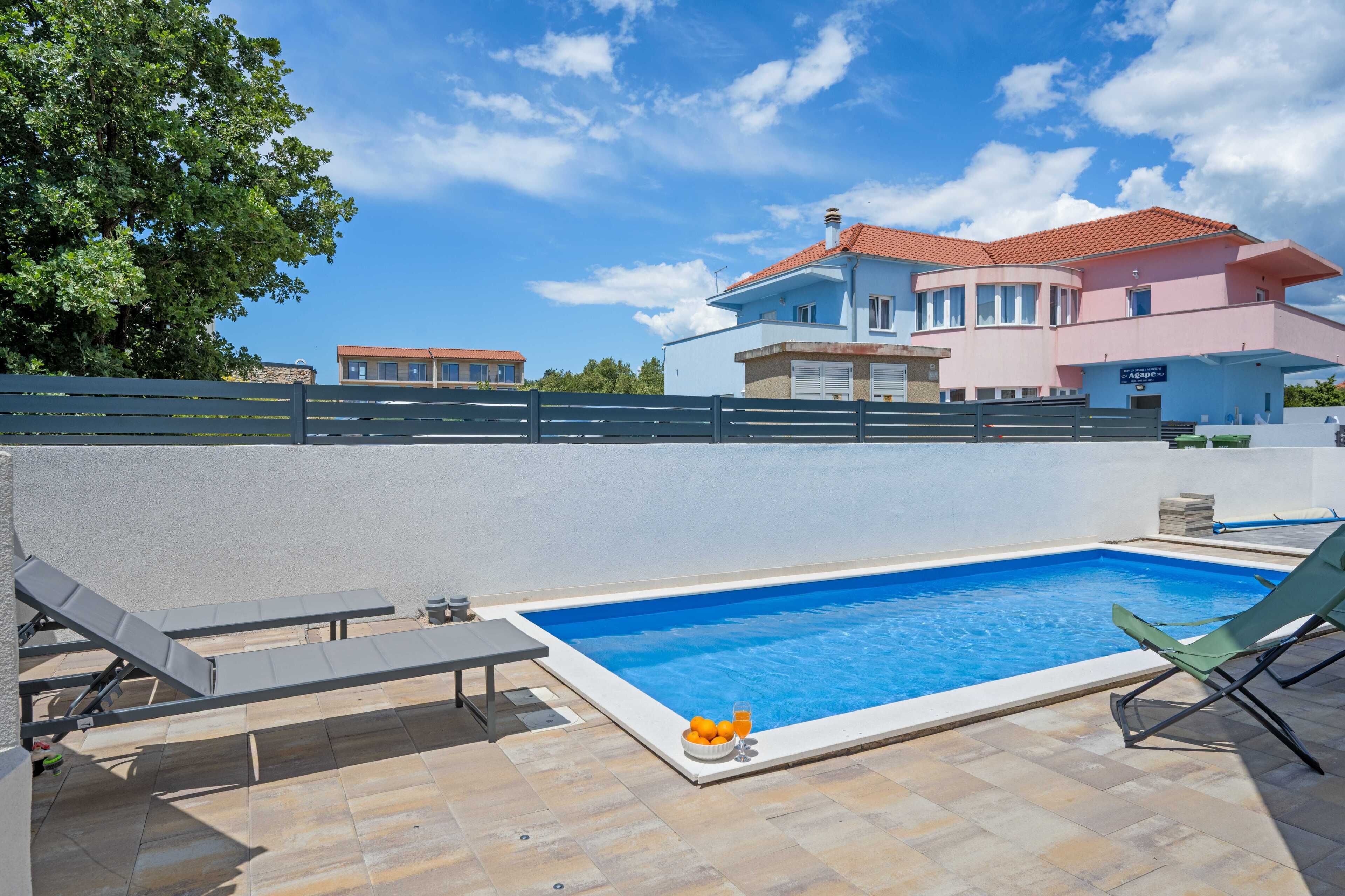 Villa (Three Bedroom Villa with Outdoor Swim) | Udendørs pool | Sæsonbestemt udendørs pool, liggestole