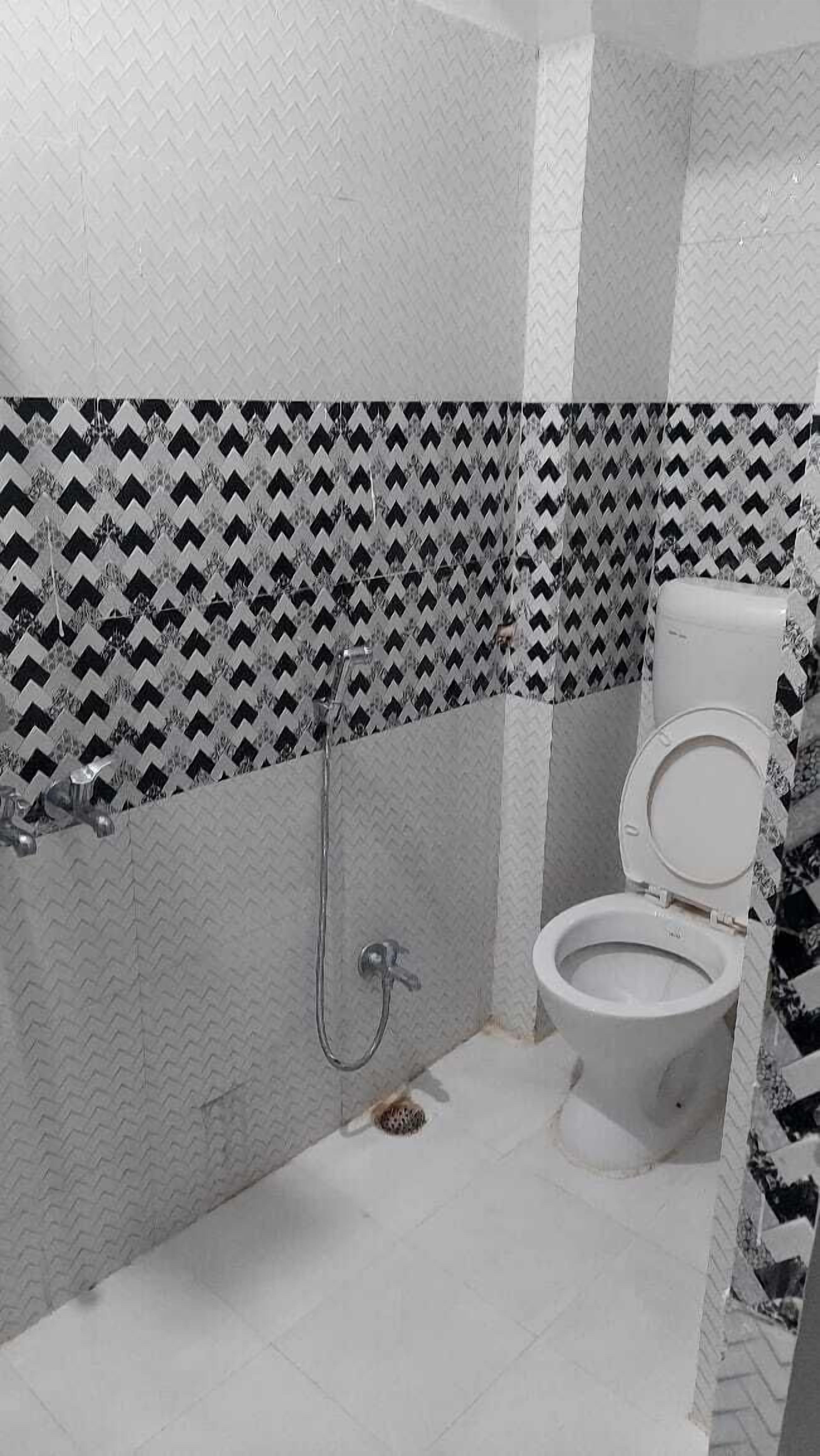 Dusche, kostenlose Toilettenartikel, Handtücher