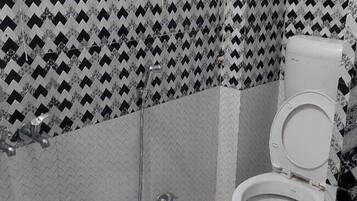 Dusche, kostenlose Toilettenartikel, Handtücher