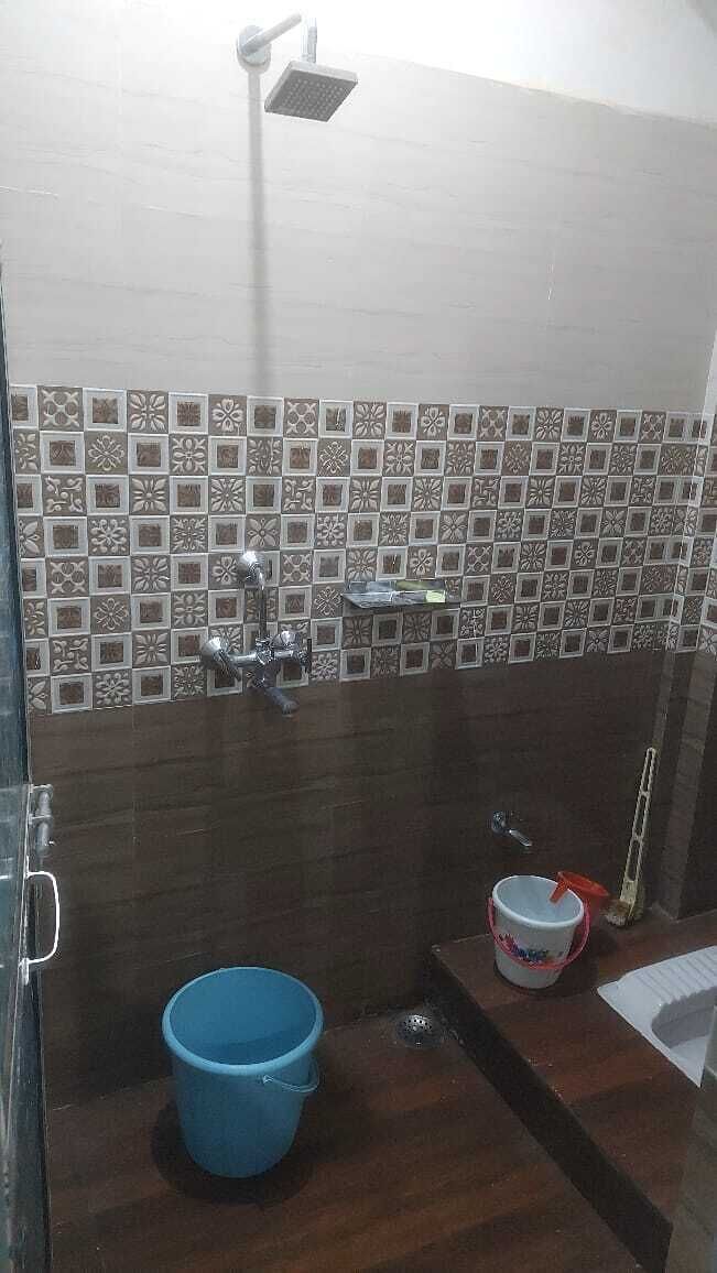 Dusche, kostenlose Toilettenartikel, Handtücher