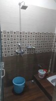 Ducha, artículos de higiene personal gratuitos y toallas