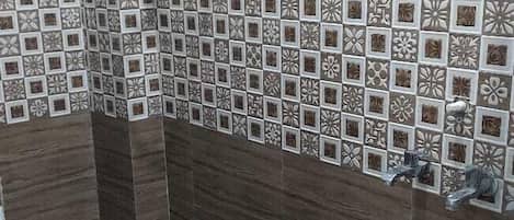 Regadera, amenidades de baño gratuitas, toallas