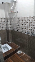 Ducha, artículos de higiene personal gratuitos y toallas