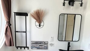 Ein kleines Badezimmer mit Toilette, Bidet und Waschtisch.