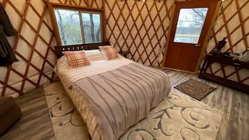 Une chambre confortable avec un lit, une fenêtre et une porte.