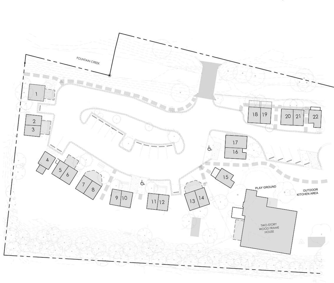 Ein Grundriss mit nummerierten Räumen, einem Spielplatz und einem zweistöckigen Holzhaus.