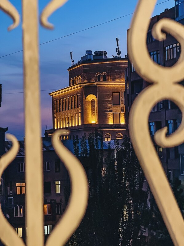 A building with a rounded corner, arched windows, and a balcony. - Pushkin Hotel Yerevan (Yerevan)