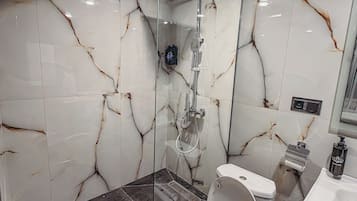 Double or Twin Room | Bathroom | Towels, soap, shampoo, toilet paper