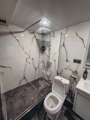 Doppel- oder Zweibettzimmer | Badezimmer