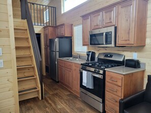 Fridge, microwave, oven, stovetop - Peaceful Desert Escape in a Stylish New Tiny Home in Williams, Arizona (Williams)