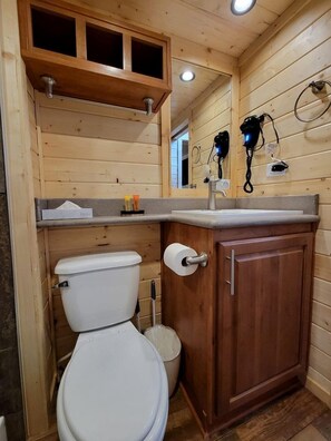 Hair dryer, towels, soap, shampoo - Peaceful Desert Escape in a Stylish New Tiny Home in Williams, Arizona (Williams)