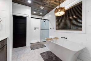 Jetted bath, hair dryer, soap, shampoo - Luxury Cabin with Private Hot Tub, Infrared Sauna & Vintage Jukebox Near Broken Bow, OK (Broken Bow)