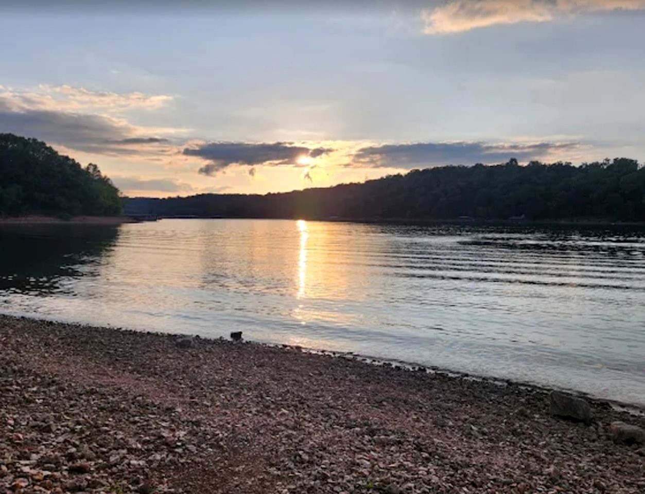 Nær stranden, kajakkpadling og fisking