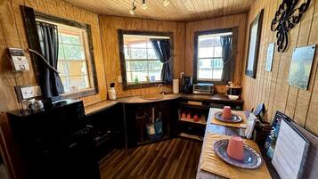 Réfrigérateur, four à micro-ondes, cafetière-théière, grille-pain