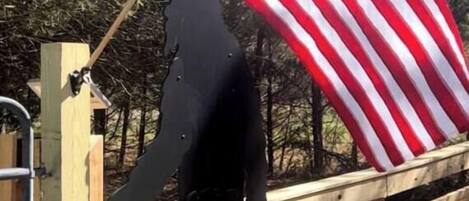 Una valla de madera con una bandera estadounidense.