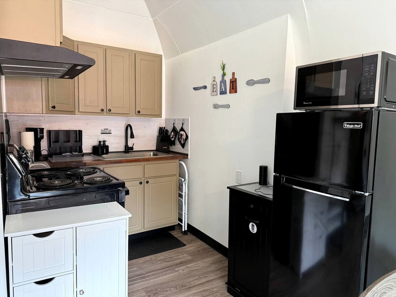 Coffee/tea maker, fridge, microwave, oven