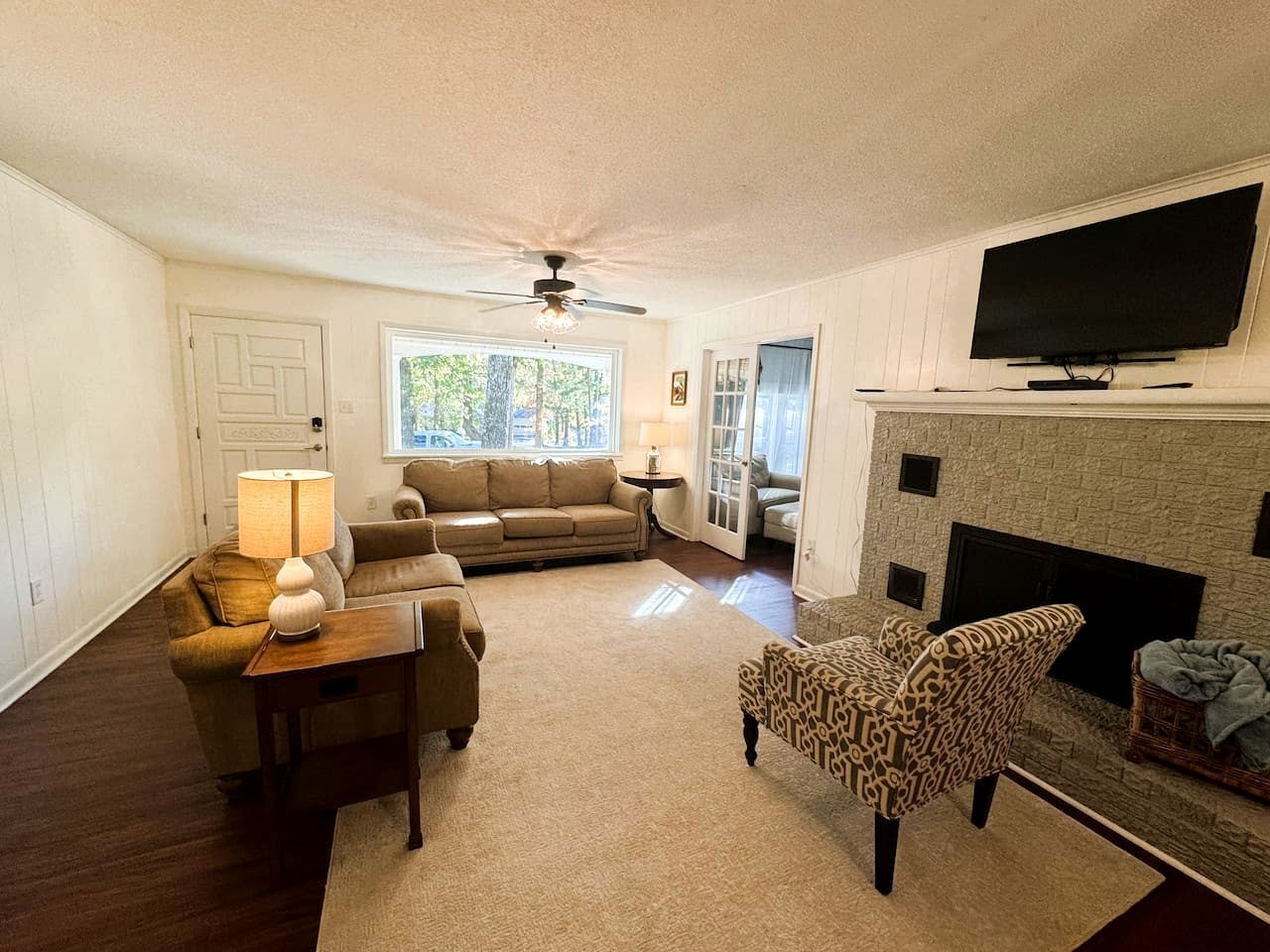 TV, fireplace