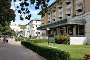 Un bâtiment doté d’une entrée abritée, d’une enseigne indiquant un centre d’accueil et d’une pelouse bien entretenue.
