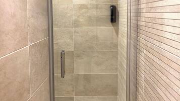 Een douche, milieuvriendelijk toiletgerief, een haardroger, handdoeken