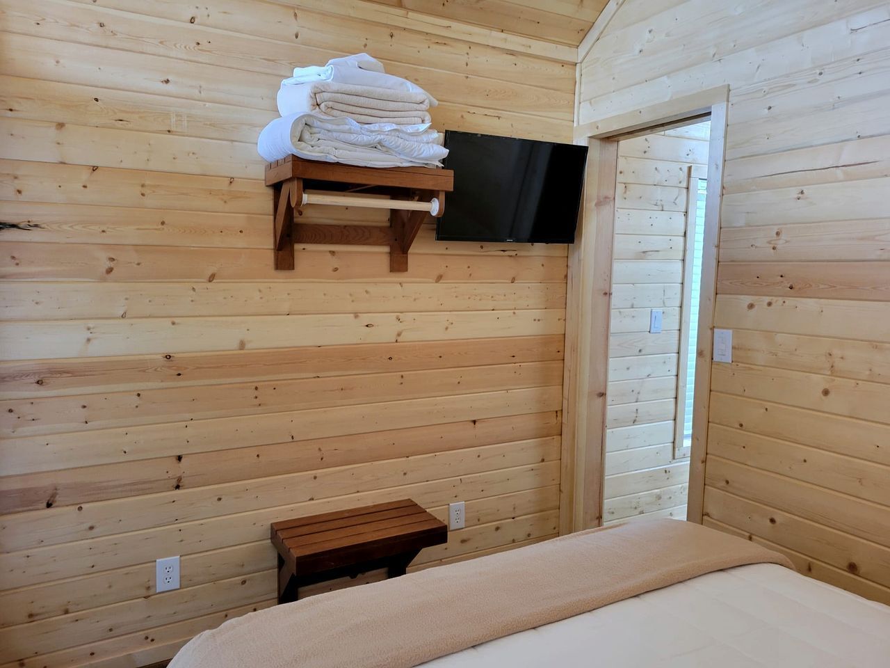 3 habitaciones, tabla de planchar con plancha, wifi y ropa de cama 