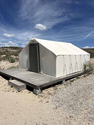 Spacious Pet-Friendly Safari Tent on Yuba Lake with Spectacular Views for a Memorable Glamping Escape in Utah
