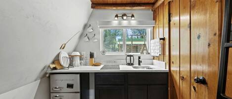 Coffee/tea maker, fridge, microwave, stovetop