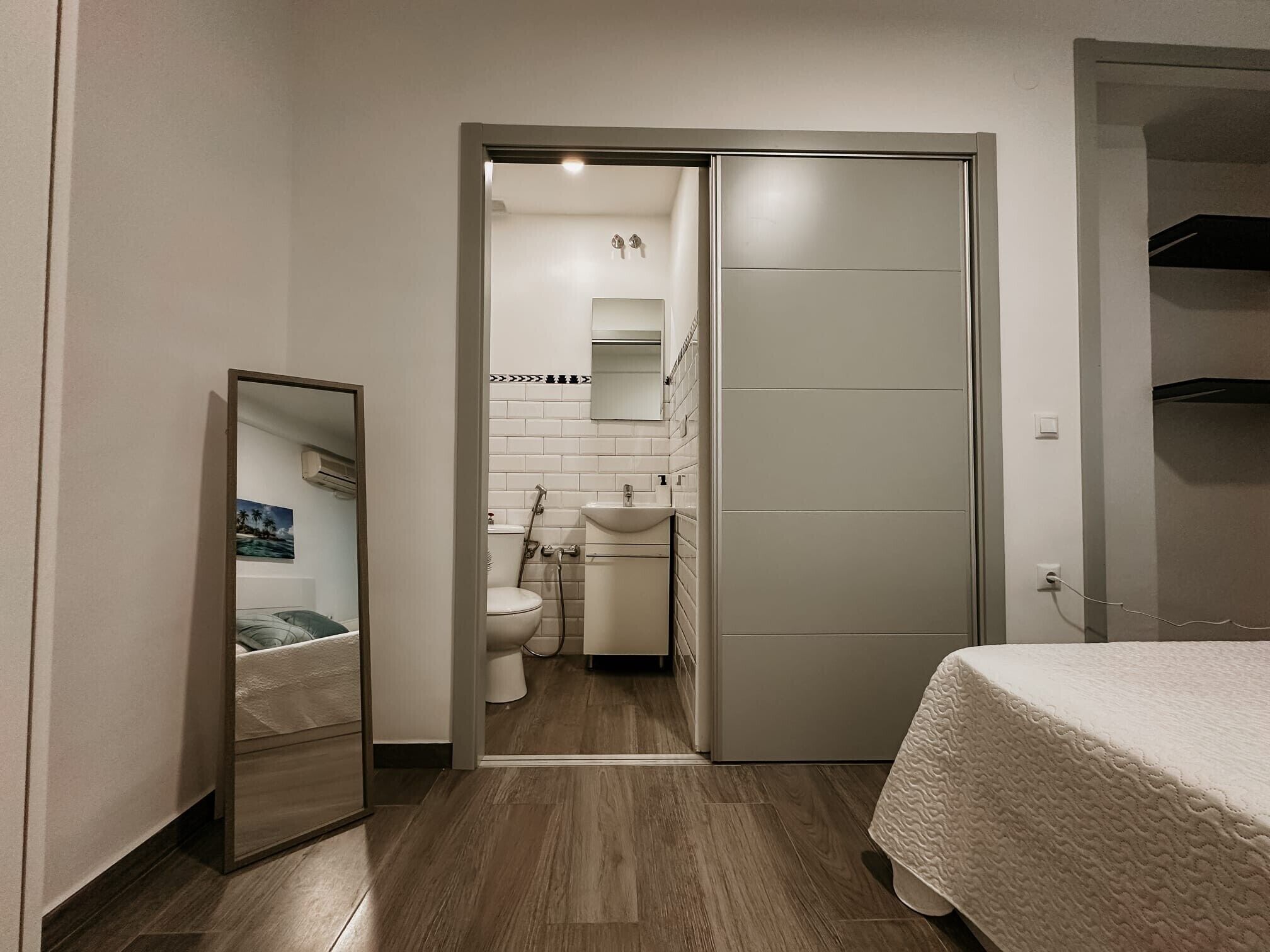 Iron/ironing board, WiFi, bed sheets