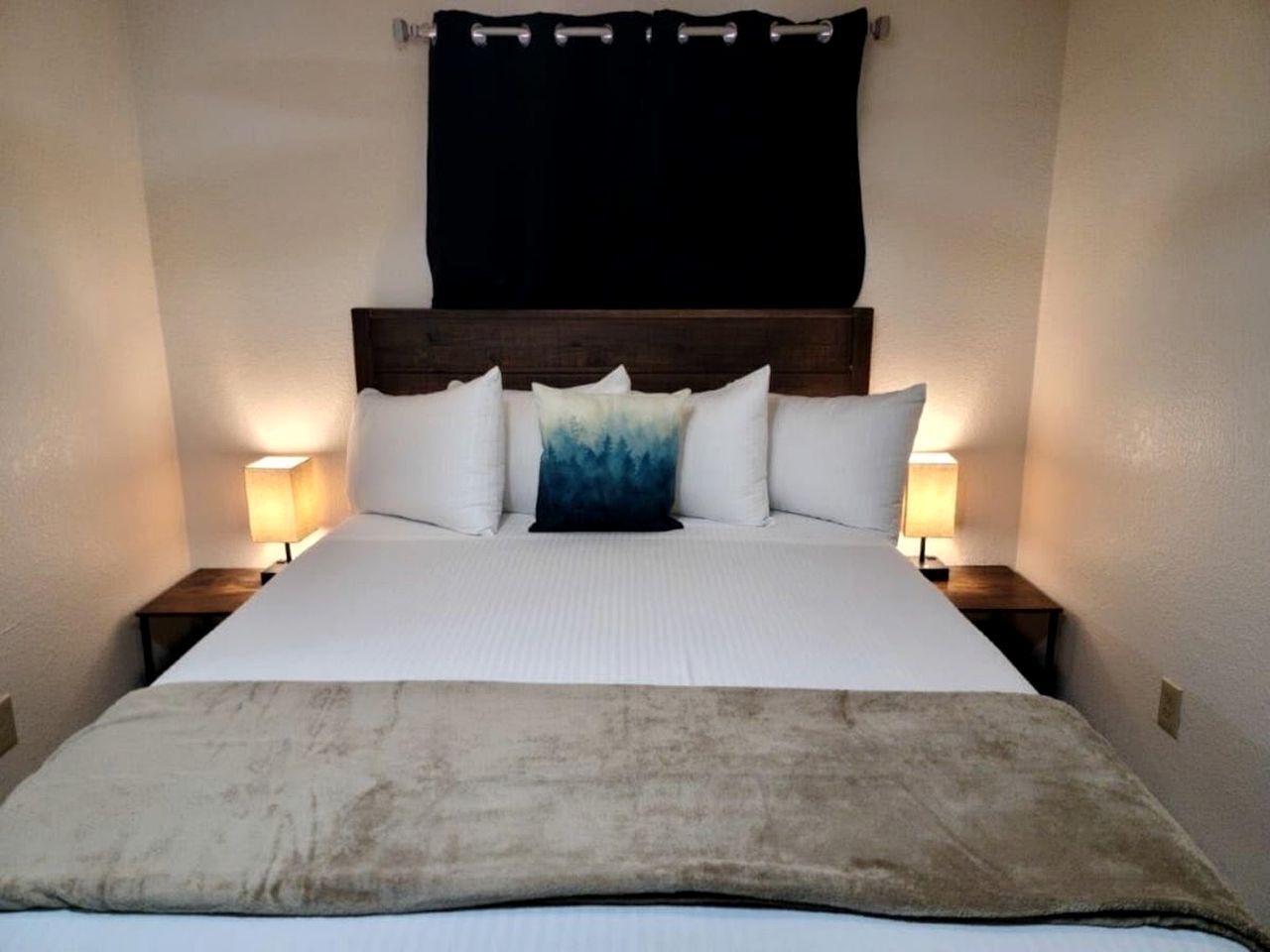 2 bedrooms, desk, WiFi, bed sheets