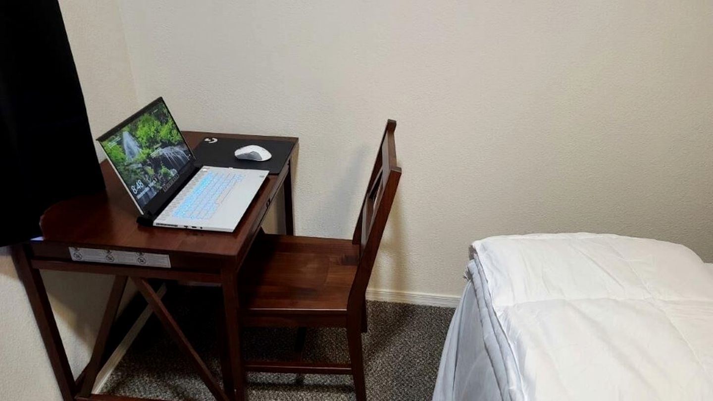 2 bedrooms, desk, WiFi, bed sheets
