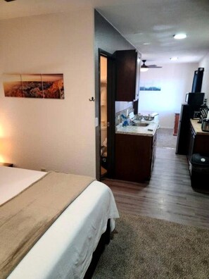 Room - Newly Remodeled Escape with Peaceful Nights & Outdoor Lounge in Williams, Arizona (Williams)