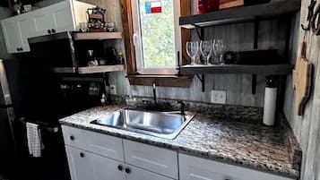 Cafetière/bouilloire, réfrigérateur, four, plaque de cuisson