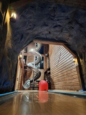 Ein Innenraum mit einer Wendeltreppe, Holzwänden und einem polierten Boden.