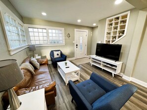 TV - Beautifully Restored Getaway, Perfect for Groups and Relaxing Stays in Hot Springs, Arkansas (Hot Springs)