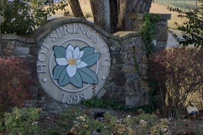 Exterior detail - Beautifully Restored Getaway, Perfect for Groups and Relaxing Stays in Hot Springs, Arkansas (Hot Springs)