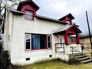 Exterior - Beautifully Restored Getaway, Perfect for Groups and Relaxing Stays in Hot Springs, Arkansas (Hot Springs)