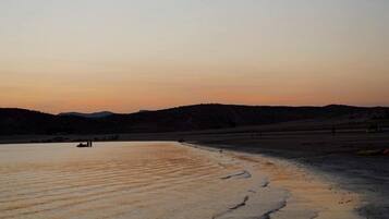 Playa en los alrededores, paseos en velero, kayaks y pesca