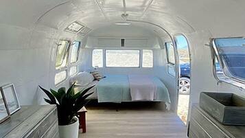 1 bedroom, bed sheets