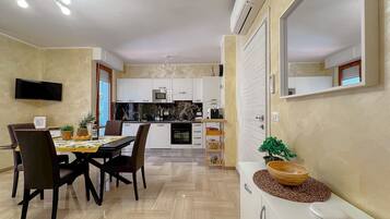Frigorifero, microonde, forno, piano cottura