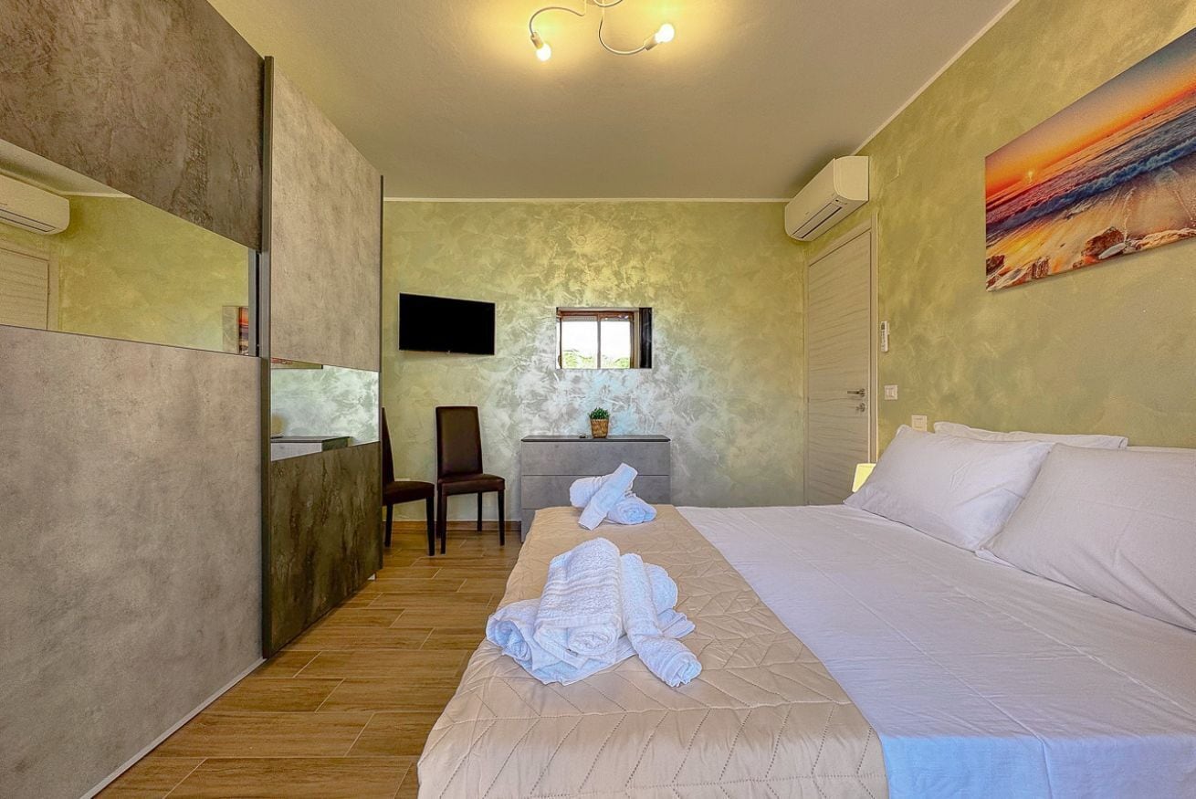Tabla de planchar con plancha, wifi gratis, ropa de cama