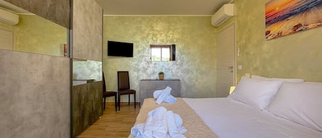 Tabla de planchar con plancha, wifi gratis y ropa de cama