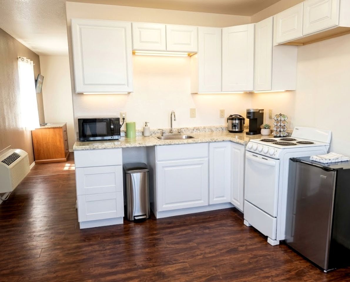 Coffee/tea maker, fridge, microwave, oven
