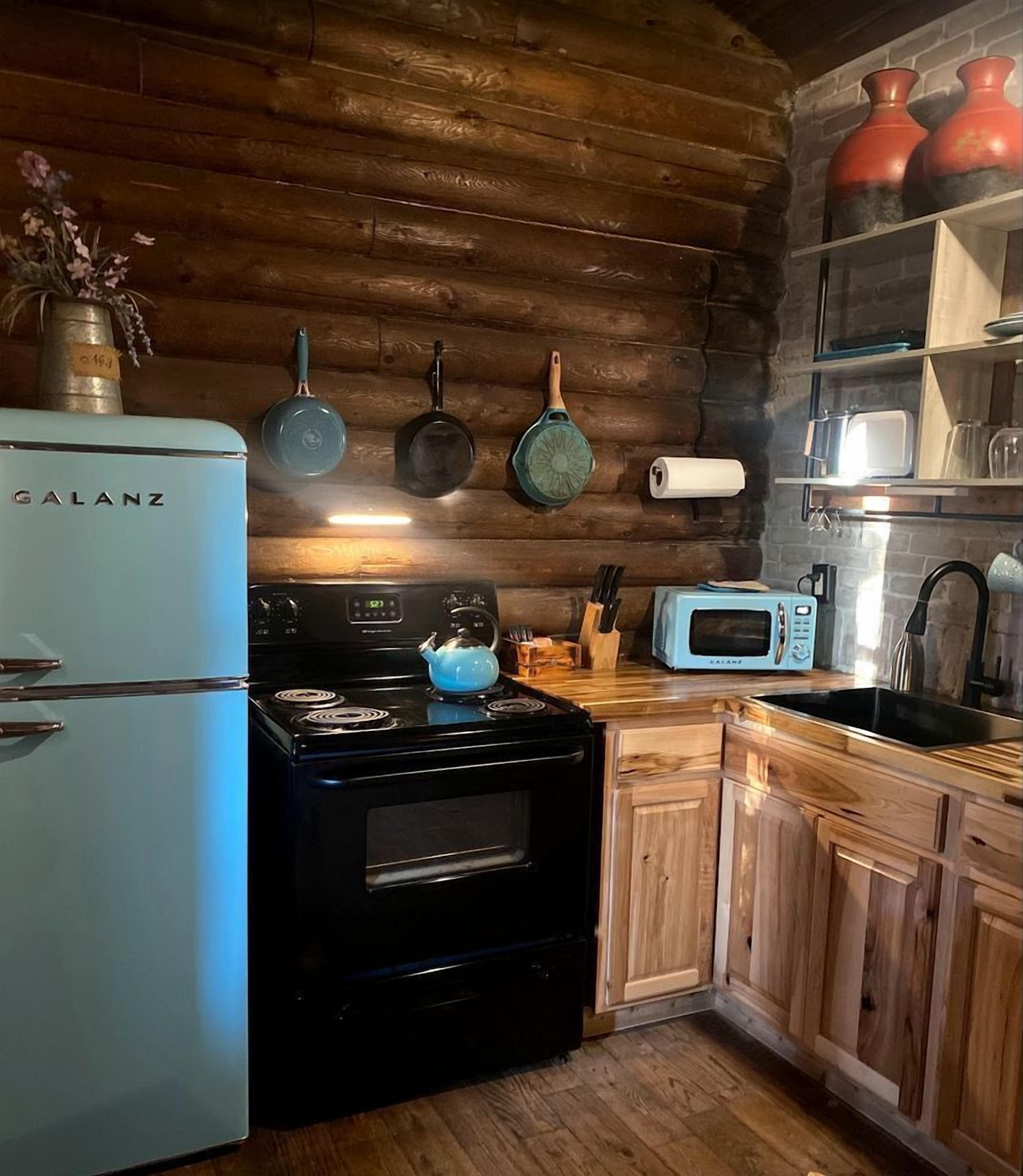 Coffee/tea maker, fridge, microwave, oven