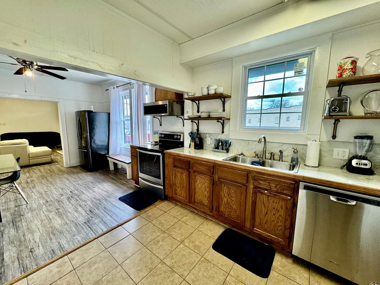Coffee/tea maker, fridge, microwave, oven