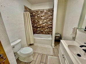 A bathroom with a toilet, a bathtub, and a sink. - Spacious Vacation Home Near Trails & Entertainment in Hot Springs, Arkansas (Hot Springs)
